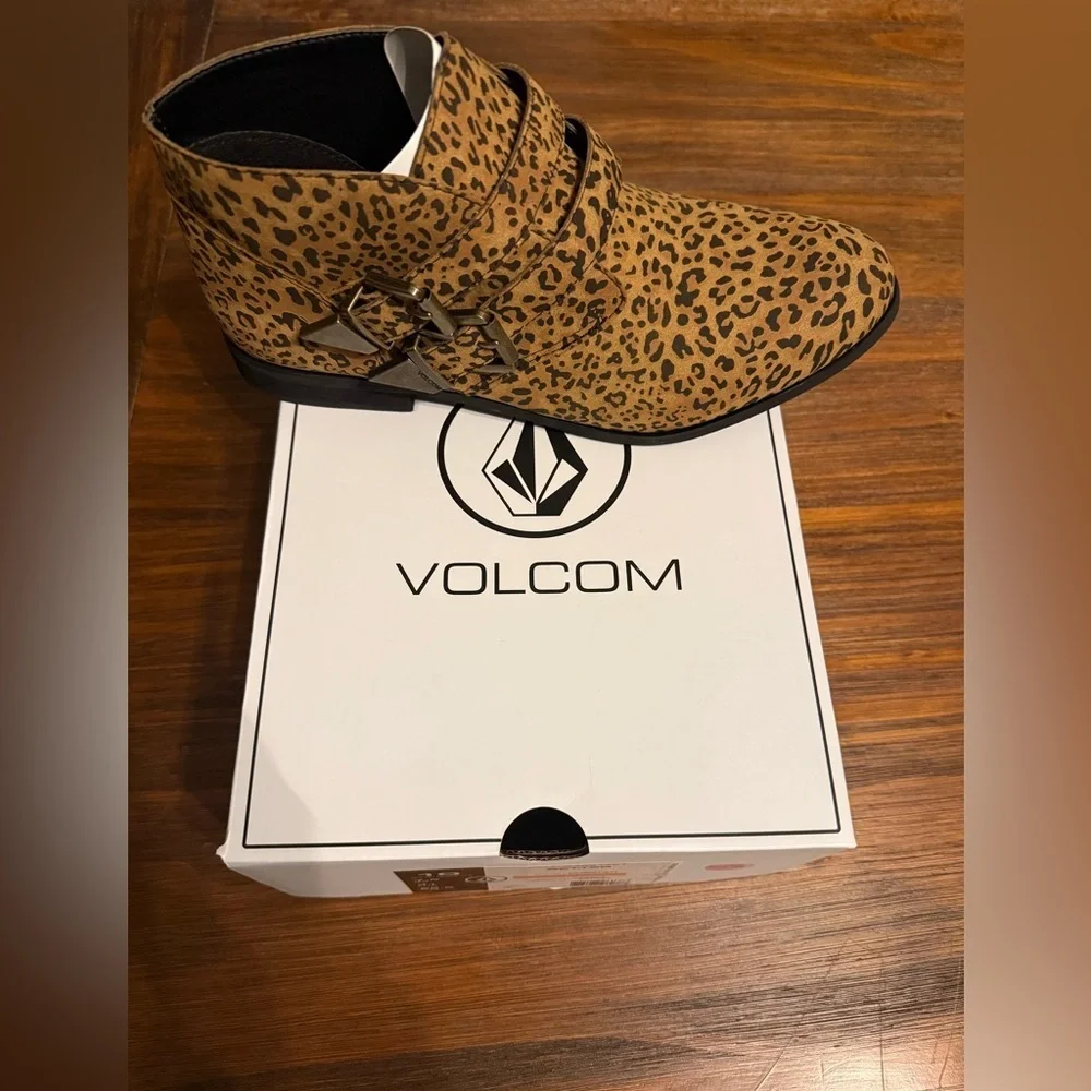NEW NIB Size 9Leopard Boots VOLCOM Chic Buckle Ankle Booties Cheetah